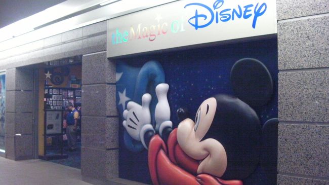 空港の中にもディズニーストアがあります。