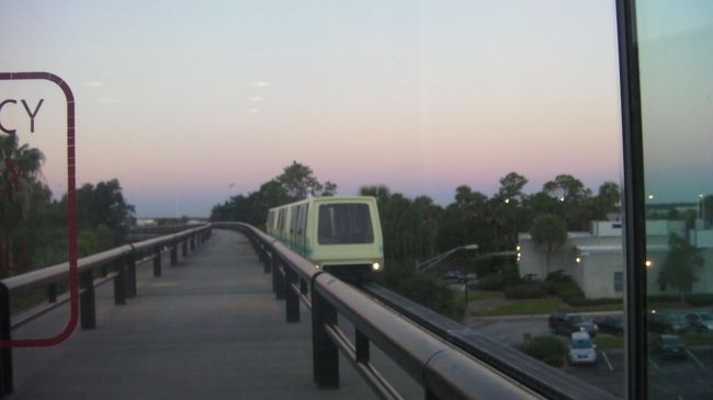 保安検査を終えてゲートにこのモノレールで移動します。