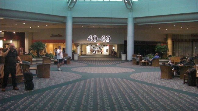 モノレールを降りるとこのような広いエリアに出ます。ここから自分が乗る飛行機のゲートまで向かいます。