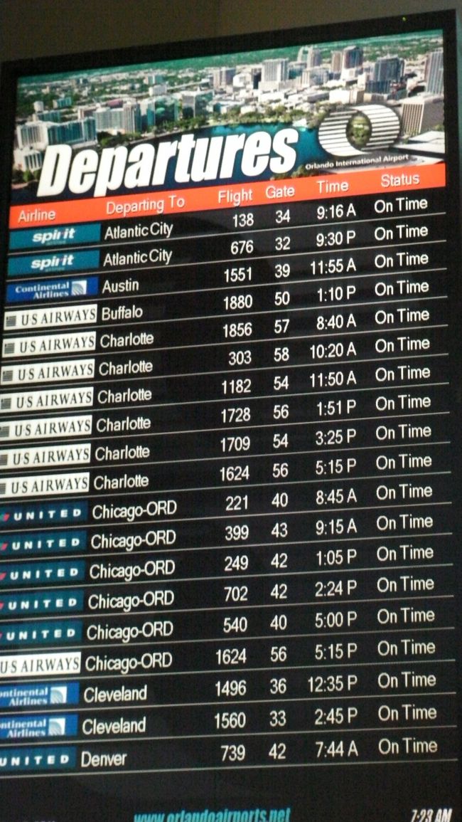 飛行機の出発時間案内。