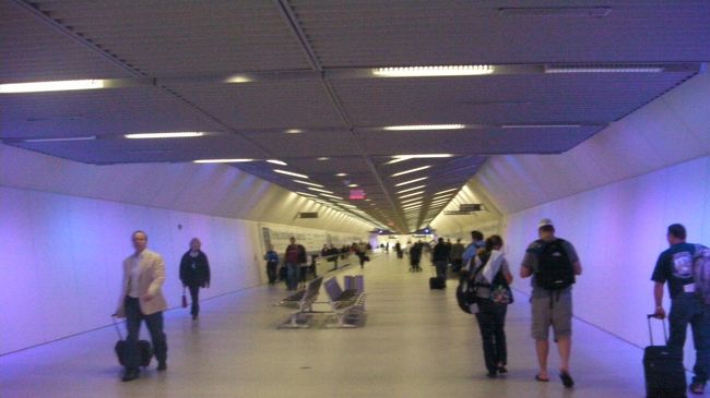 ダレス国際空港の地下通路。とても広いし長いです。