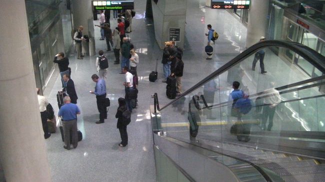 約１０分くらい歩いてやっと各ゲート間を結ぶモノレールの駅に到着です。