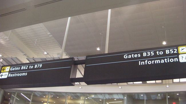 ゲートＢ４５からＡＮＡの飛行機に乗るので、この案内板を見てゲートに向かいます。