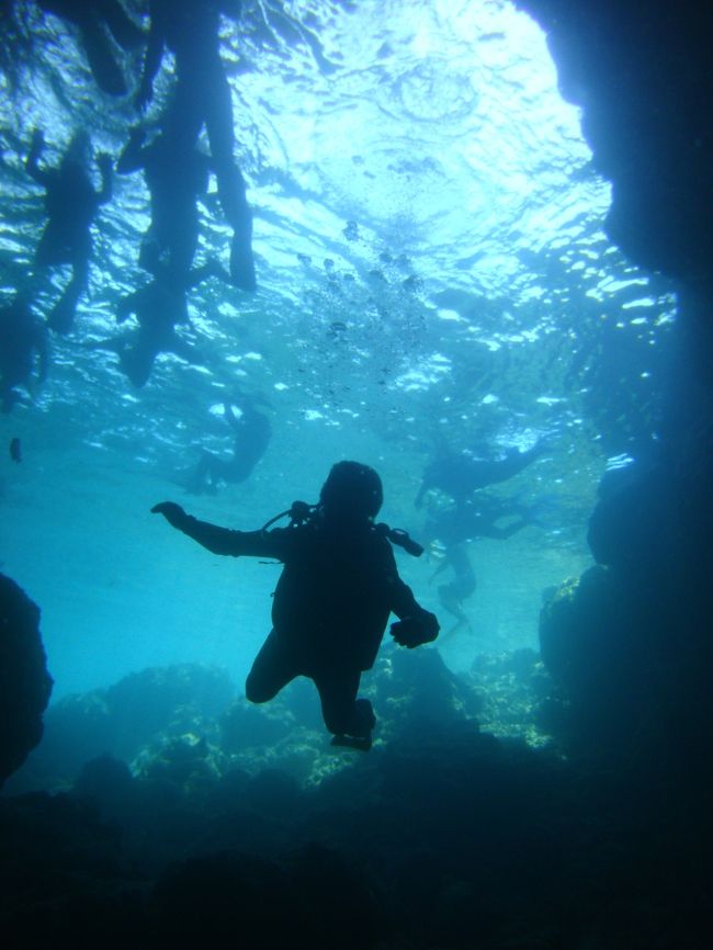 青の洞窟、本当に青くて暗いです。そして混雑中。。。