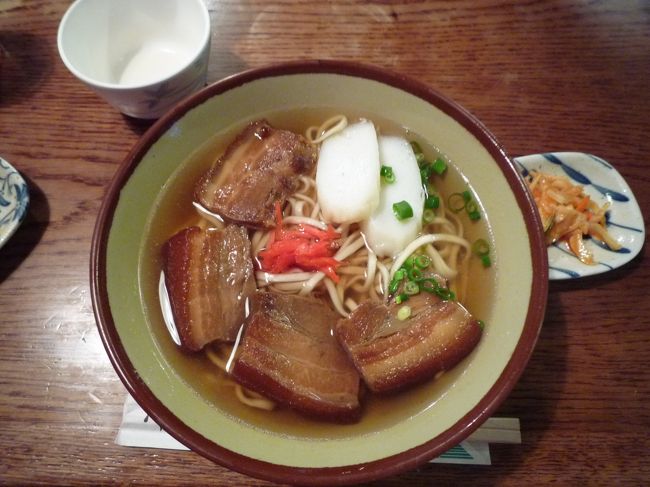 那覇空港について、5台のレンタカーに分かれていざ出発！<br /><br />この日の宿泊場所は、名護市だった。<br />目的地までは各自のルートを自由に行動しました！<br /><br />沖縄といえば、これを食べないと始まらない★<br />私たちの車は、まず沖縄そばのお店に立ち寄りました！<br /><br />お肉が柔らかくて美味しかった^^