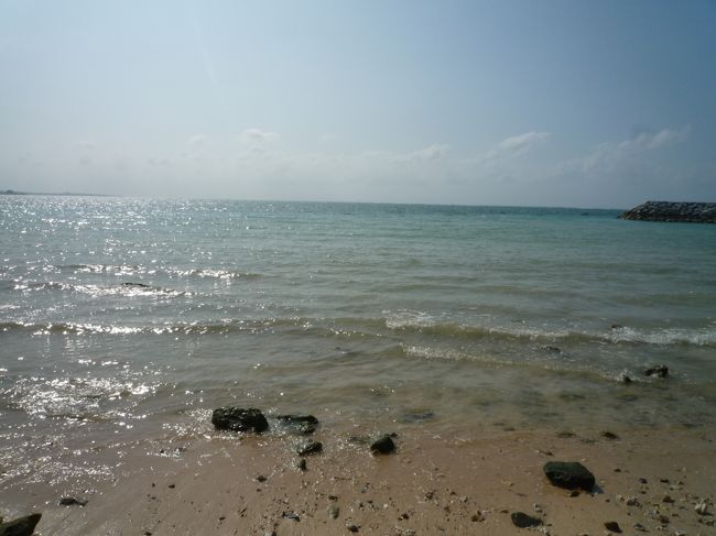 きれいな海。<br /><br />那覇空港に降り立ったとき、透き通るようにきれいな海が見えて、<br />本当に日本なのかと疑いたくなりました。<br />今まで、アジアのリゾートしか行ったことなかったのですが、それに相当する美しさが広がっていて、なんだかとても新鮮に感じました。<br />日本にも、きれいな海があることを知って嬉しく感じた瞬間！<br /><br />国道58号線を走り続けると、ずっと海を眺めることができます。<br />ここも沖縄本島西側に広がるビーチの1つです。