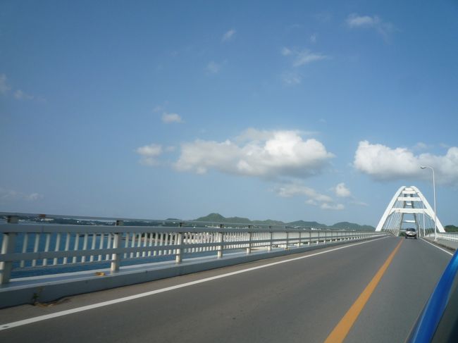 続いて、残りのみんなと待ち合わせしている瀬底ビーチへ！<br />瀬底大橋を渡って瀬底島を目指しました。<br /><br />窓を開けて走ると爽やかな風が入ってきて、とっても気持ちいいです(´▽｀)