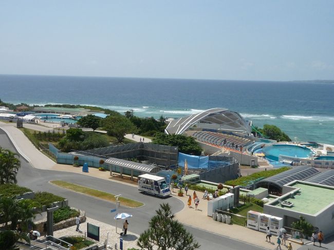 この日は午前中からみんなで美ら海水族館★<br />http://oki-churaumi.jp/<br /><br />これほどきれいな海が目の前にある水族館なんて、なかなかないですよね！<br />海は目と鼻の先にあります！<br /><br />ちなみに同じ日に、辻希美＆杉浦太陽夫婦が来ていたらしく、サークルのメンバーの誰かが目撃していました。<br /><br />その時の辻ちゃんのブログはこちら。<br />http://ameblo.jp/tsuji-nozomi/entry-10339560125.html#main<br /><br />