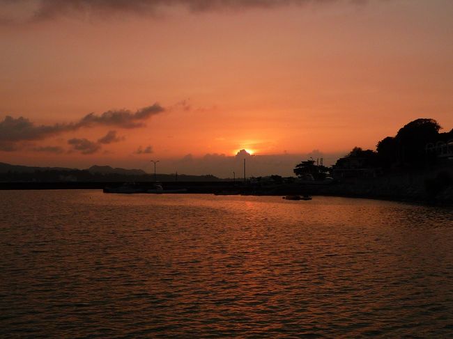 <br />この夕陽を見たくて古宇利島にやってきたのです。<br /><br />広い海に沈む夕日って、すごく神秘的だなぁ。<br /><br />心が洗われる瞬間でした。