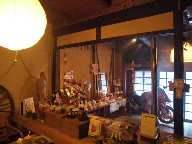 何とも　味のあるお店<br /><br />　民家を改造して。、軽食　喫茶<br /><br />　　かまどから火を焚く匂い、、