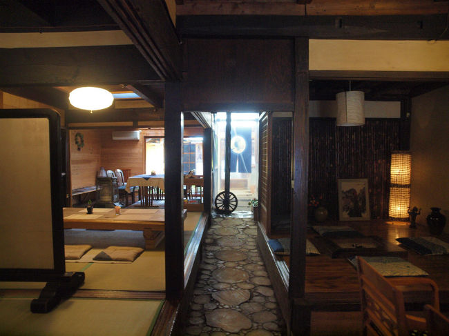 あまり現代風に改造していない<br /><br />　なるべく元の風情で　客席