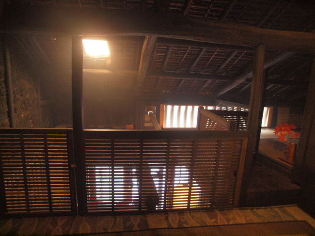 二階を見せていただく<br /><br />　煙がやわらかく立ち込めて<br /><br />　　ほぼ　改造なし<br /><br />以前の姿をとどめています。