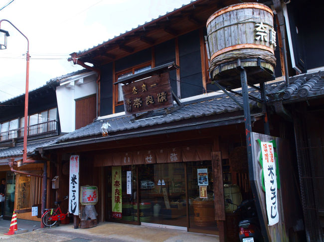 奈良漬け<br /><br />　巨大　樽　看板<br /><br />いせ弥酒店