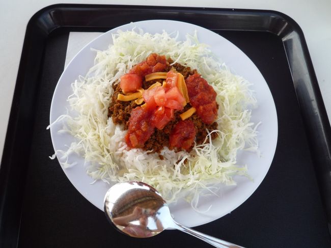 まずは腹ごしらえ<br /><br />お昼は、タコライスにしました♪<br /><br />タコライスも沖縄発祥の料理ですよね！<br /><br />メキシコ料理のタコスの具材（トマト、ひき肉、レタス、チーズ）をご飯の上に乗せたアレンジ料理です。<br /><br />私、タコライスが大好物なのです〜〜！！<br />本場のタコライスを食べることが嬉しかった^^