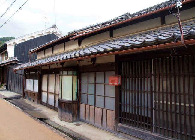 屋根の高さの違う　長屋