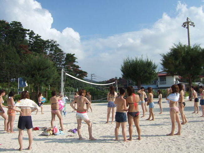 休むこともなく、3組に分かれて、ビーチバレー対決！<br /><br />女子だけって逆に白熱するよね…！<br /><br />これは楽しかったｗｗ