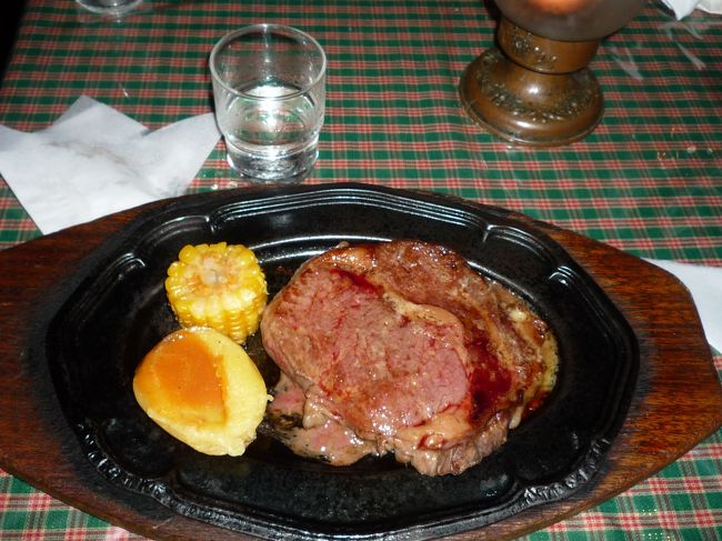 夕食はホテルの近くにあったステーキ屋さんでいただきました。<br /><br />『ピッツバーグフォーラム』という、大きな通り沿いにお店を構える小さなステーキ屋さんでした。<br />http://r.tabelog.com/okinawa/A4701/A470101/47004129/<br /><br />突然予約して、37人も受け入れてくださり本当にありがとうございました。<br /><br />従業員は、ウェイターの女性2人とシェフ1人でしたが、<br />私たちのために一生懸命動いてくださり、本当にありがたかったです＞＜<br /><br />ステーキ、美味しかったです！！<br />ありがとうございます☆