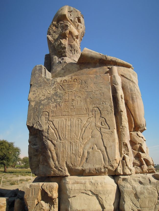 アメンヘプテ3世の葬祭殿前にあった石像が残る。右の像が地震でひび割れ夜明けに音を発するのでギリシャ神話の曙の女神の息子メムノンと結びつけた。