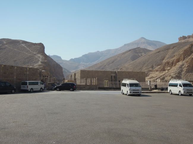 王家の谷はピラミッドの形をしたエルクルン山のふもとにあり、入口が狭く盗掘から守りやすいのでファラオの墓所に選ばれた。全部で63の墓が発見されている。トトメス1世以降の新王国時代の歴代ファラオが埋葬されている。墓にはすべて番号が付けられていて名前が分からない墓は番号のみ。