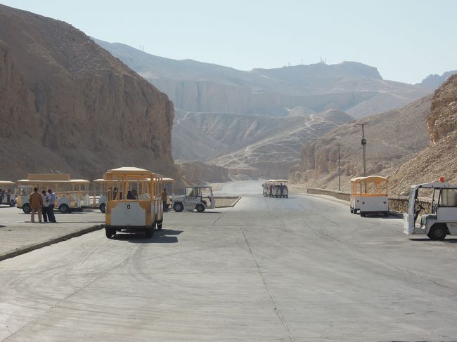 墓には専用車に乗って移動。