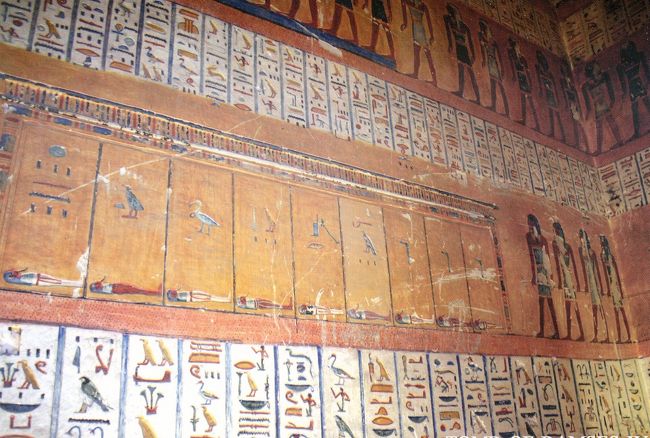 1番目　Tomb　of　Ramses　?。色鮮やかな壁画が残る墓で新王国時代第20王朝ラムセス?(在位BC1151〜1145)大きな石棺の中に石の人型棺がある。チケットにパンチ穴をあける。ポストカード