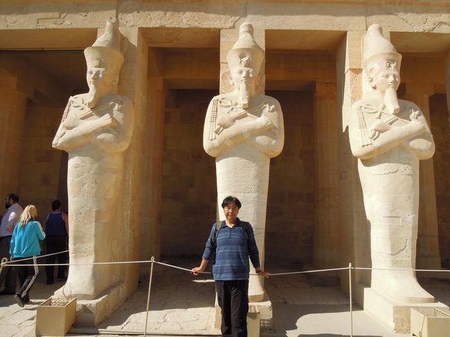 葬祭殿3Fに並ぶオシリス柱。