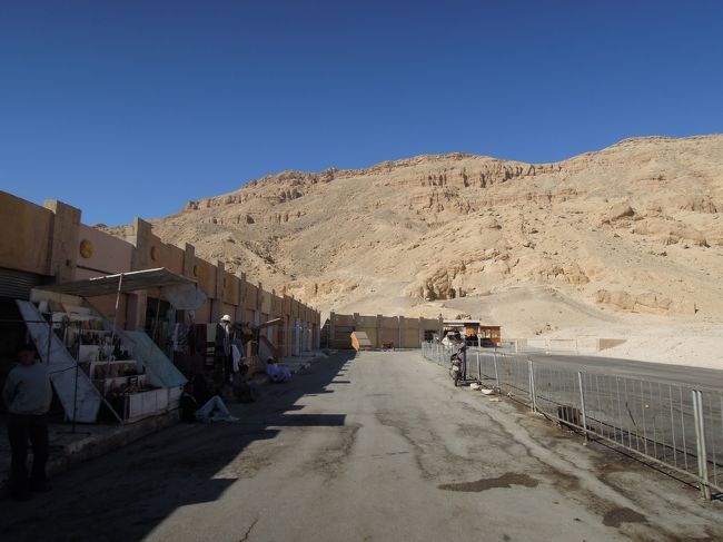 ④Valley　of　the　Queens。35ポンド。ラムセス2世の第1王妃ネフェルタリの墓や王族・高官など80基が発見されている。