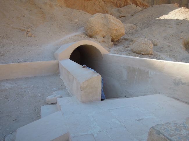 2番目　Khaem　Waset?(ラムセス?の王子)玄室まで長く、中も広い。壁画もとても美しい。石棺は小さく奥に小部屋を備えている。