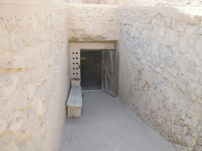 3番目　Seth　Her　Khpshef。壁画は黒一色。