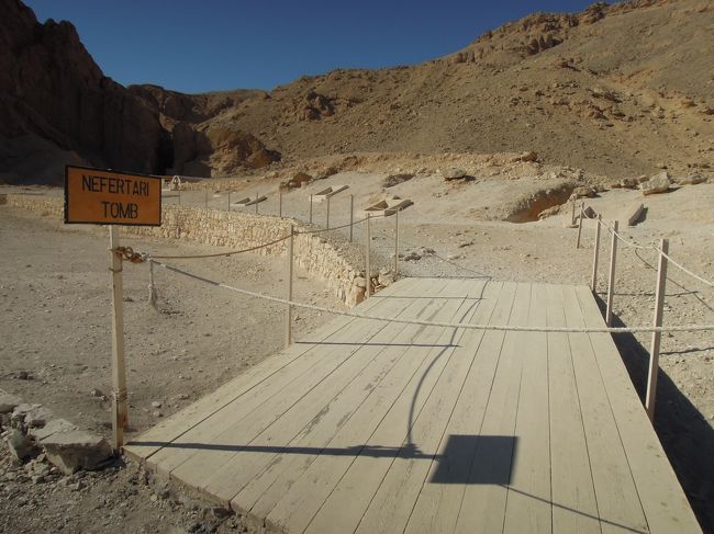 ネフェルタリの墓。建築王ラムセス?の王妃。壁画の美しさは西岸随一。1904年イタリアのスキアパレッリが発見。現在閉鎖中だが特別許可はOK。ガイド談としてネフェルタリ墓は｢1人約1000ポンド×10人｣で10000ポンド支払うと特別観覧許可されるとか。