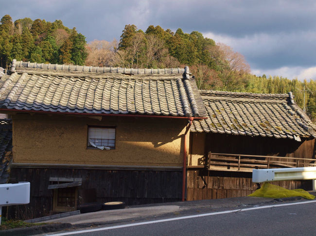 国道沿いの　古びた民家