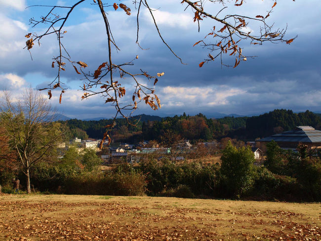 持統天皇の時代の猟場<br /><br />　狩りに訪れた時の雄大な歌<br /><br />万葉に時代　この地は　猟場でした。<br /><br />軽皇太子のお供の　柿本人麻呂が猟を始める前に歌った歌で<br /><br />陰暦１１月１７日午前６時ころと推測されています、<br /><br />現代　「かぎろひを観る会」が例年あつまり　<br /><br />早朝　かびろひを待っています<br /><br />今年も太陽暦１２月１１日に第４０回で集まりました