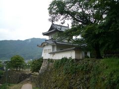 参拝を終えて石段を更に登ると、出石の町が一望できる本丸跡までたどり着きました。 

織田軍の但馬遠征によって此隅山城を失った山名氏が、復帰して有子山に城を築きましたが、毛利方についたため秀吉公による第二次但馬征伐で滅亡し、関ヶ原の戦いの後に小出氏によって出石城が建てられました。 

しかし元禄９年、後継ぎのない小出氏に代わり藤井松平、仙石と城主は変わります。