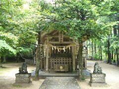 社殿は小さいのですが、すぐ裏手に磐座が昔の姿のまま残されています。 

境内には、伊射奈岐大神と伊射奈美大神が天照皇大神を御産みになったとされる磐座もあります。