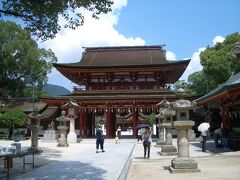 まずは学問の神様、菅原道真公が祀られる太宰府天満宮へ。 

福岡市内には、新しい地下鉄線が開通していたので、古い地図しか持参していない自分はかなり戸惑いましたが、太宰府へ行く西鉄大牟田線に乗ってしまえば、あとは楽勝です。 

太宰府天満宮は２回目の参拝。 

最初に行ったのは大学時代、合唱コンクールの全国大会でした。 

このときは友人と車で移動しましたが、今回は初めて電車を利用。 

情緒ある表参道を通ったのも初めてのことです。