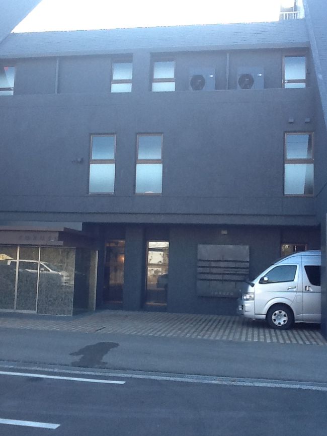 ロクザへ到着。何気ない外観です。