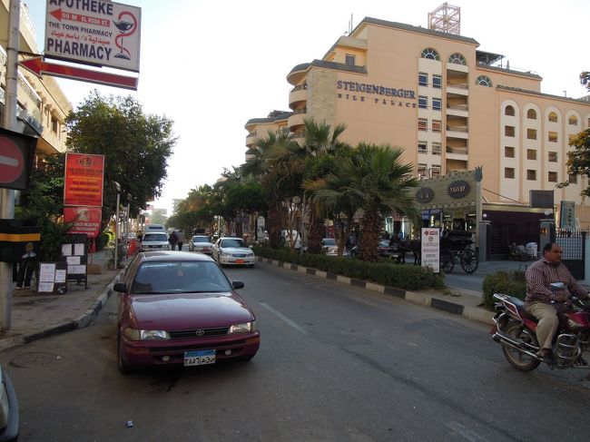 ルクソールの街中でチリ人を一人ピックアップして大神殿へ。