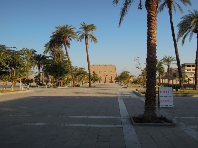 チケット売り場を抜けると参道。