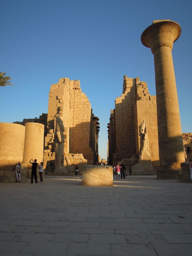 ブラック・ファラオ『タハルカ』がアメン神のために増築させた巨大な柱廊の10本のうち復元した19mのもの