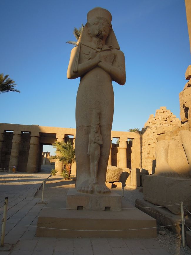 オシリス神のポーズをとるラムセス?。足の間にベント・アナ王妃か。