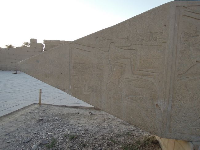 横たわるハトシェプスト女王のオベリスク先端。アメン神と父トトメス?に捧げたもの。エジプト国内最大、高さ29.56m、かつては先端が金箔が貼られてきらきら輝いていたという。対になっていた1本)