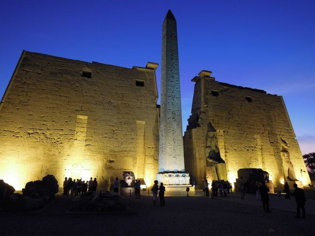 ルクソール神殿に移動したらライトアップされていた。カルナック神殿の副殿で参道、塔門、中庭、大列柱廊、列柱室、至聖所がバランスよく配置されている。途中主軸が10度ずれているが神殿の正面を太陽の昇る東側に向けるため。一時期アマルナに遷都して荒れたがツタンカーメンが修復、一部完成させた。祭り好きでオペト祭り(年1回カルナック神殿の金の神像をルクソール神殿に運んで大騒ぎをした)が有名。入場料50ポンド