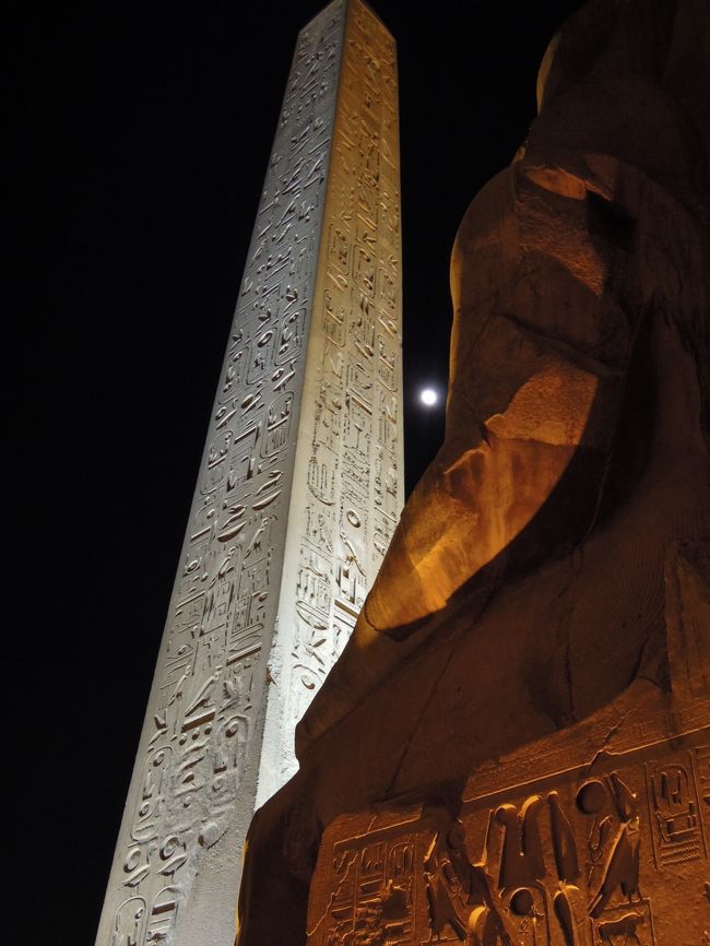 25mのオベリスクとラムセス?の座像の間に月が見えた