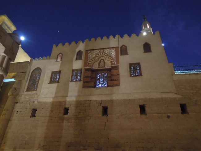 13Cに建てられたアブ・エル・ハッジャージ・モスクは現役