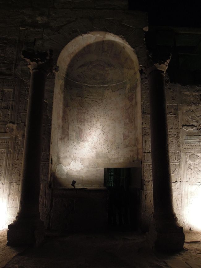 円形ドームとコリント式の柱のある皇帝崇拝の場。ローマ時代に改造された。