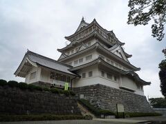 時間があったので、千葉市内を散策することに。 

まずは千葉城に向かいました。 

立派な天守閣は遠くからでも確認できるのですが、もともと千葉城のあった場所に建てられたこの天守閣は、歴史上の千葉城とは全く関係のない模擬城郭です。