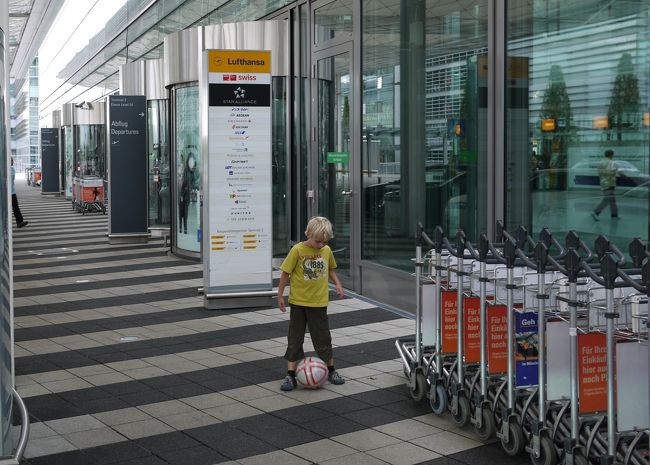 ミュンヘン空港にて！<br />過去、フランクフルト空港は幾度となくトランジットを主体に利用しているのですが、ミュンヘン空港は初めて利用でした、コジンマリした空港でした。さすが、ドイツ空港でもサッカー少年が！！！