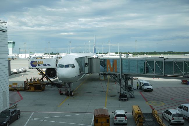 再度、セキュリテリ内に戻り。ラウンジを出て搭乗口に向かうと、先ほど乗って来た全日空機がNH207としての出発準備中でした。<br />我々はルフトハンザ機にてマドリッドに向かいましたが、通路側から２席利用で、とっても狭く、３時間の旅でへろへろに疲れてしまい、この日はこれで写真はおしまいです。