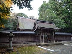 いつものように伊丹空港まで飛行機に乗り、今回はバスに乗ってＪＲ伊丹駅まで行き、そこから電車に乗りました。 

舞鶴若狭自動車道に乗り、現在の終点になっている小浜西まで行きます。 

最初の目的地、若狭彦神社は、車ですぐの所でした。 

若狭国一之宮である若狭彦神社は上社と下社に分かれ、最初に参拝した若狭彦神社は上社に当たります。