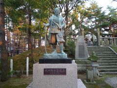 小浜を出て敦賀に向かいます。途中原発への案内表示が出ていました。 

まずは武田耕雲斎等の墓と松原神社へ。 

名前から、気比の松原にあるのだと思っていましたが、実際は少し離れたところにありました。 

武田耕雲斎は幕末水戸藩の尊王攘夷派、天狗党の首領です。 

天狗党は尊王攘夷の魁として筑波山に挙兵しますが、幕府軍に追われることとなり、各地に転戦して京都を目指すも、元治元年に越前新保（現在の敦賀市）で加賀藩に投降しました。 

天狗党の者たちは鰊蔵に幽閉され、過酷な環境の中で多数の病死者を出し、加賀藩が幕府に彼らの除名を嘆願したのも聞き入れられず、耕雲斎以下３５３人がこの地で斬首されました。